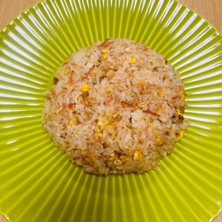 具は卵と小エビだけ。シンプルチャーハン!